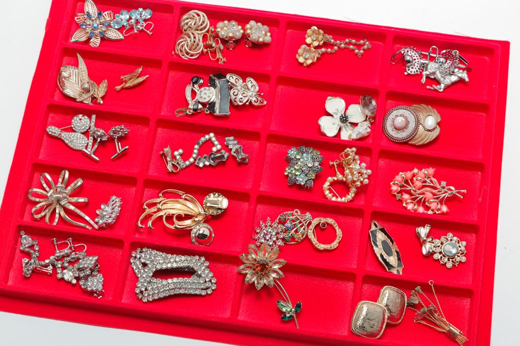 SELECTION OF VINTAGE JEWELRY WITH SIGNED PIECES.: Mid-late 20th century. Group of forty pieces of costume jewelry comprised of thirteen pairs of earrings, two pendants, one sweater holder, one pair of shoe clips, one dress clip, and twenty-two brooch