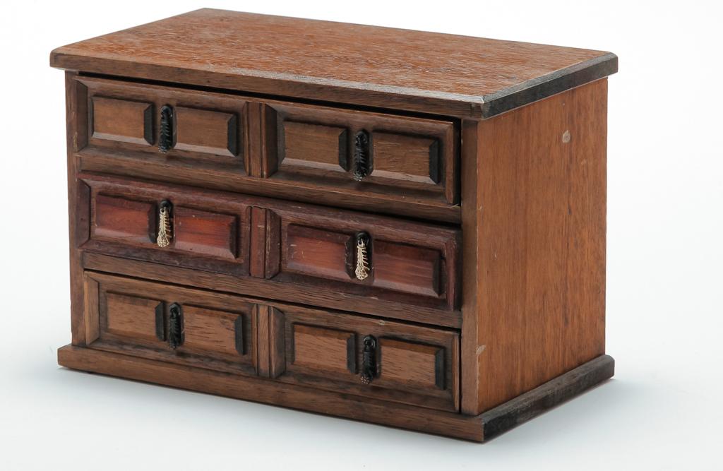 SMALL WOODEN CHEST FILLED WITH COSTUME JEWELRY. (1 of 4)