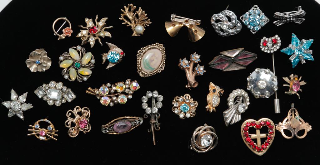 MID-CENTURY DIMINUTIVE PINS. (1 of 2)