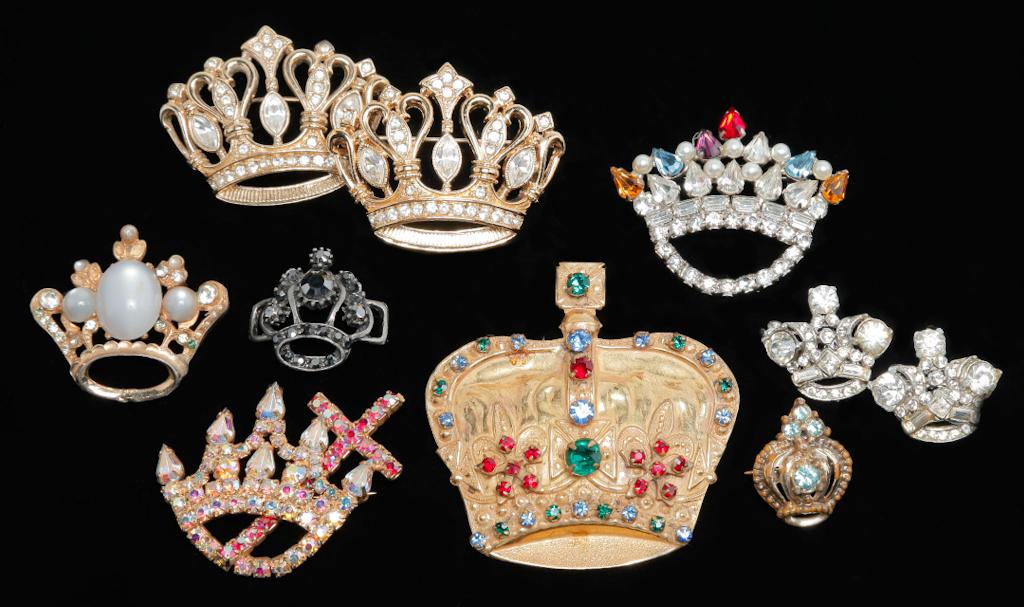VINTAGE CROWN THEMED PINS. (1 of 3)