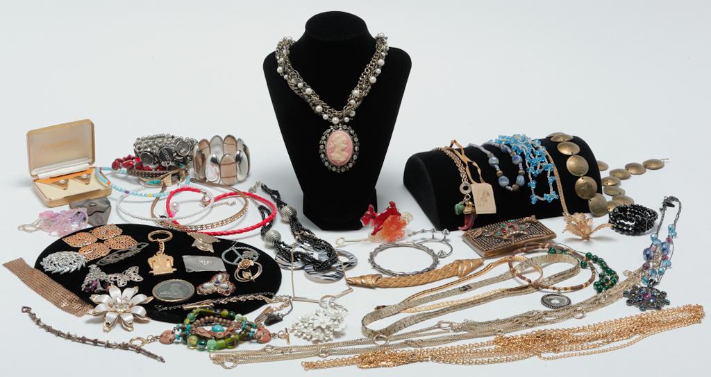 RHINESTONE AND COSTUME JEWELRY ASSORTMENT. (1 of 4)