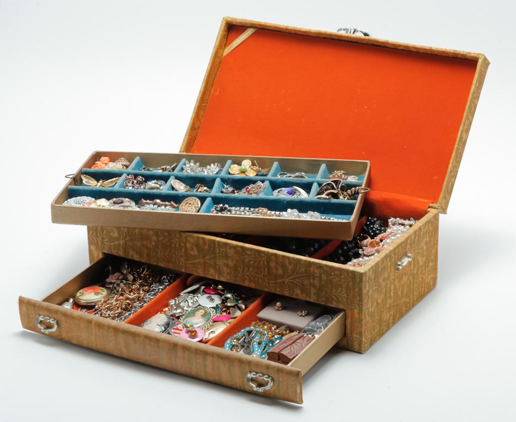 TREASURE TROVE OF 20TH CENTURY COSTUME JEWELRY. (1 of 4)