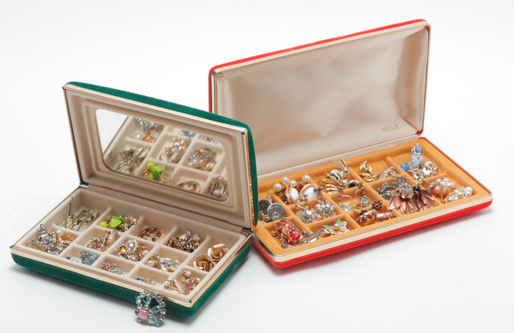 COLLECTION OF VINTAGE EARRINGS AND SMALL PINS. (1 of 4)