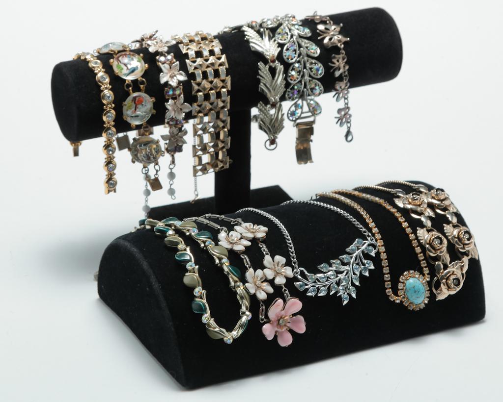 JEWELS FOR THE NECK AND WRIST. (1 of 3)