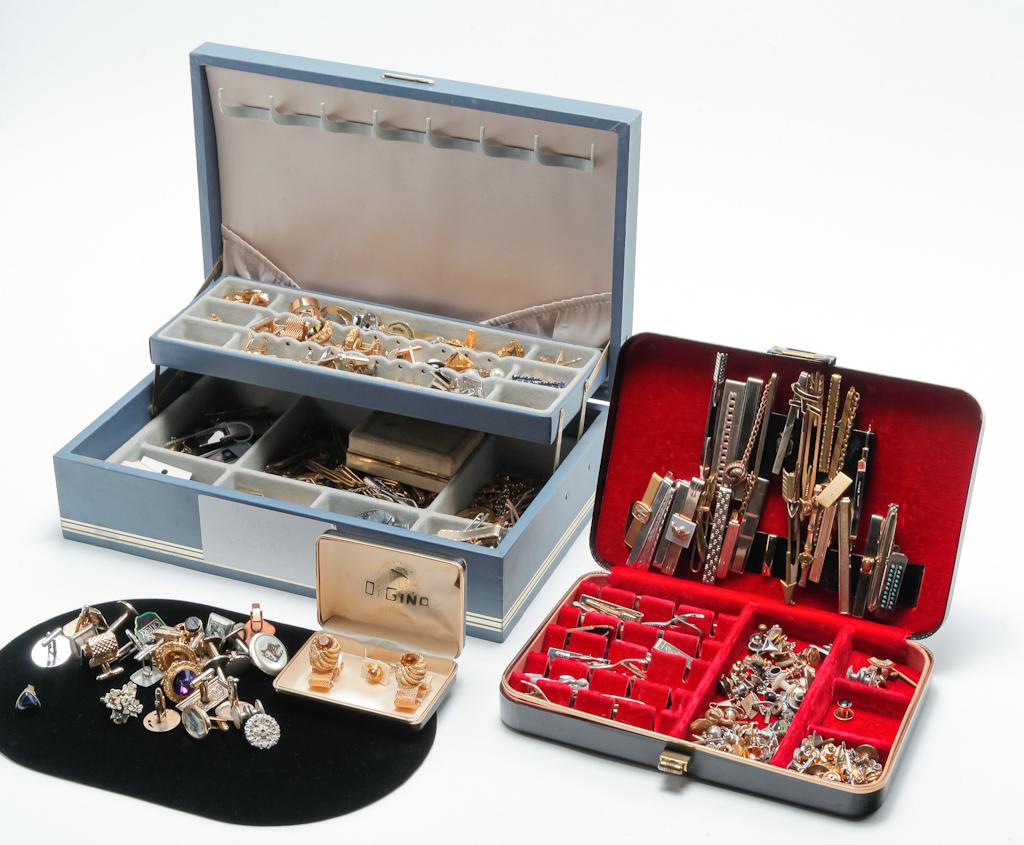 LARGE GROUP VINTAGE MENS JEWELRY. (1 of 6)