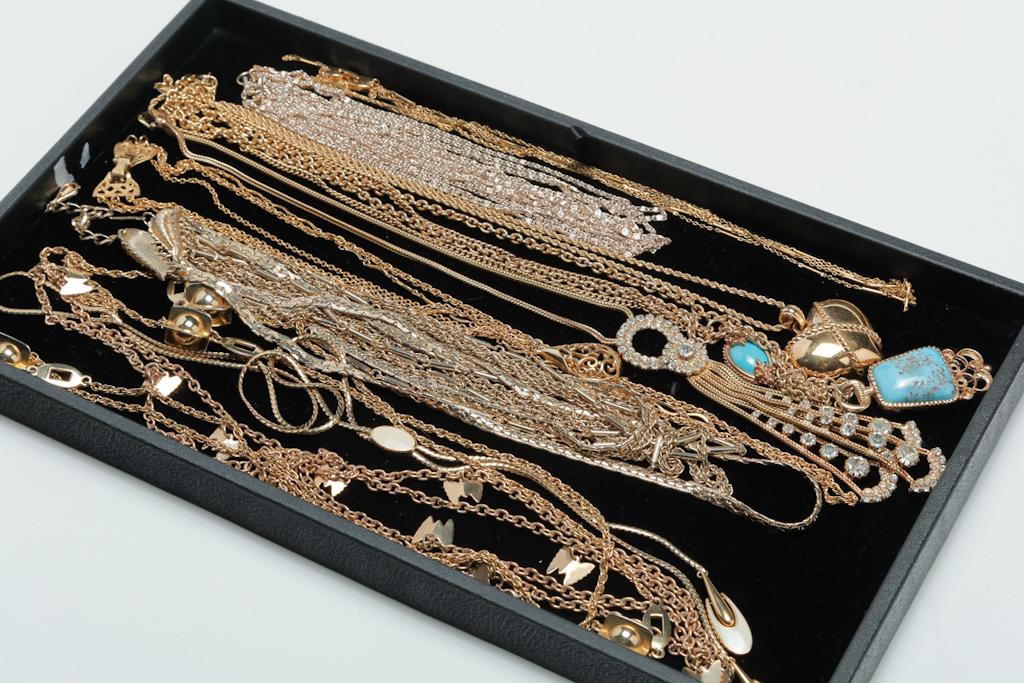 VINTAGE GOLD TONE COSTUME NECKLACES. (1 of 2)