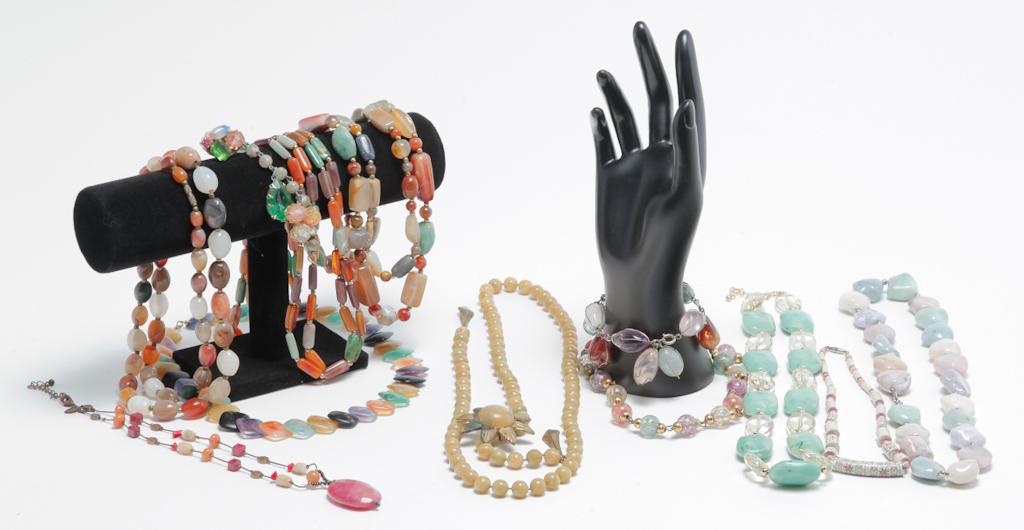VINTAGE HARDSTONE AND OTHER BEADED JEWELRY. (1 of 3)