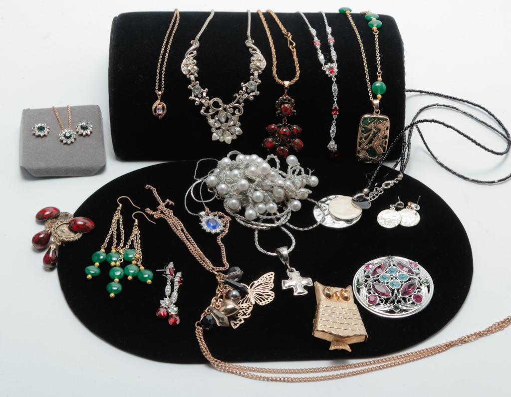 CONTEMPORARY FASHION JEWELRY GROUP. (1 of 3)