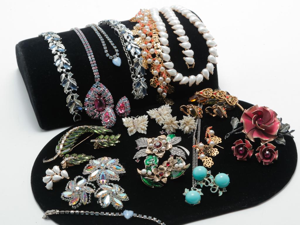 TWELVE SETS OF VINTAGE COSTUME JEWELRY. (1 of 2)