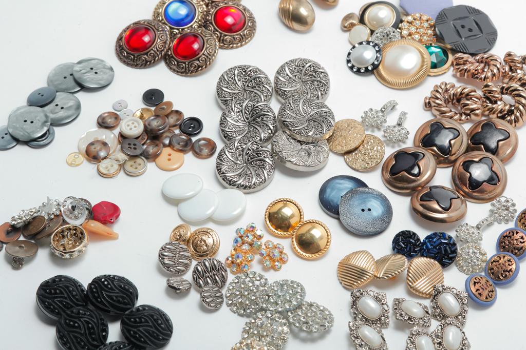 VINTAGE BUTTON COLLECTION. (1 of 1)