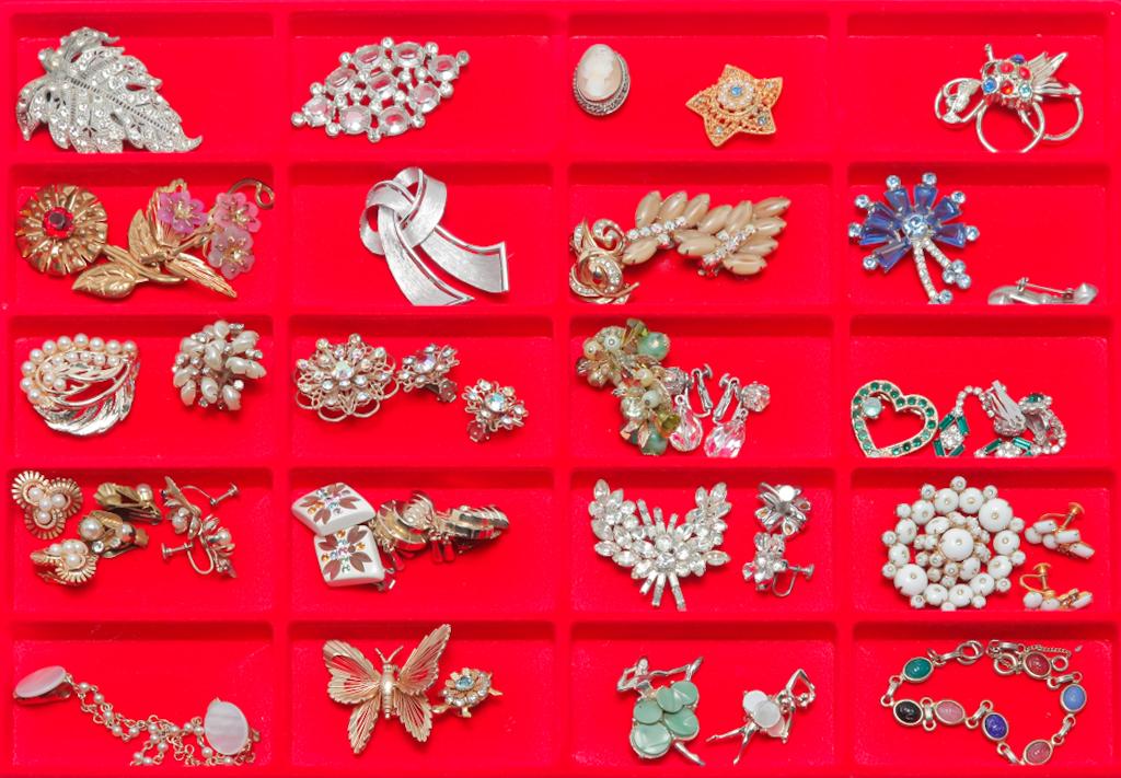 RANDOM SELECTION QUALITY VINTAGE COSTUME JEWELRY. (1 of 2)