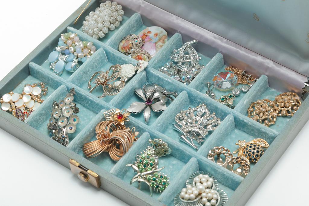 ASSORTMENT OF MID-CENTURY COSTUME JEWELRY. (1 of 3)