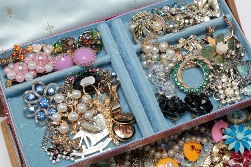 SMALL JEWELRY BOX VINTAGE TO NOW COSTUME JEWELRY. (1 of 4)