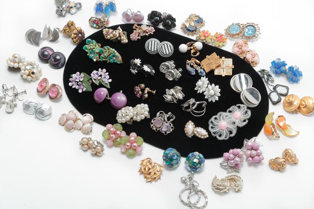 MID-CENTURY COSTUME EARRINGS. (1 of 2)