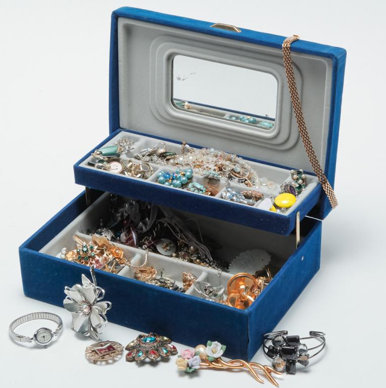 JEWEL BOX OF 20TH CENTURY COSTUME JEWELRY. (1 of 5)