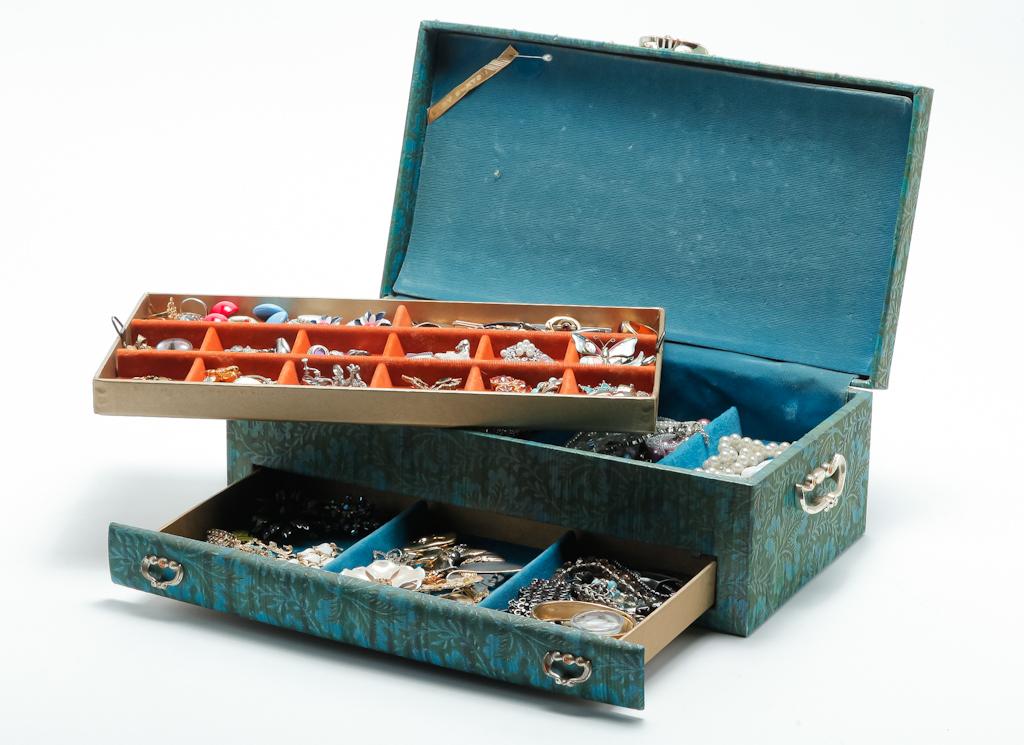 20TH CENTURY JEWELRY & JEWELRY BOX - WEISS, ETC.: Mid- late 20th century. Large fabric covered vintage jewelry box with drawer and removable tray, containing variety of necklaces, brooches, earrings, bracelets, tie clips and rings. Many with rhinesto