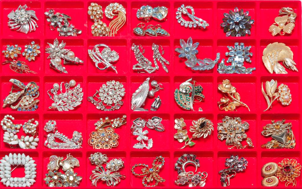VINTAGE BROOCHES AND EARRINGS TO MIX AND MATCH. (1 of 3)