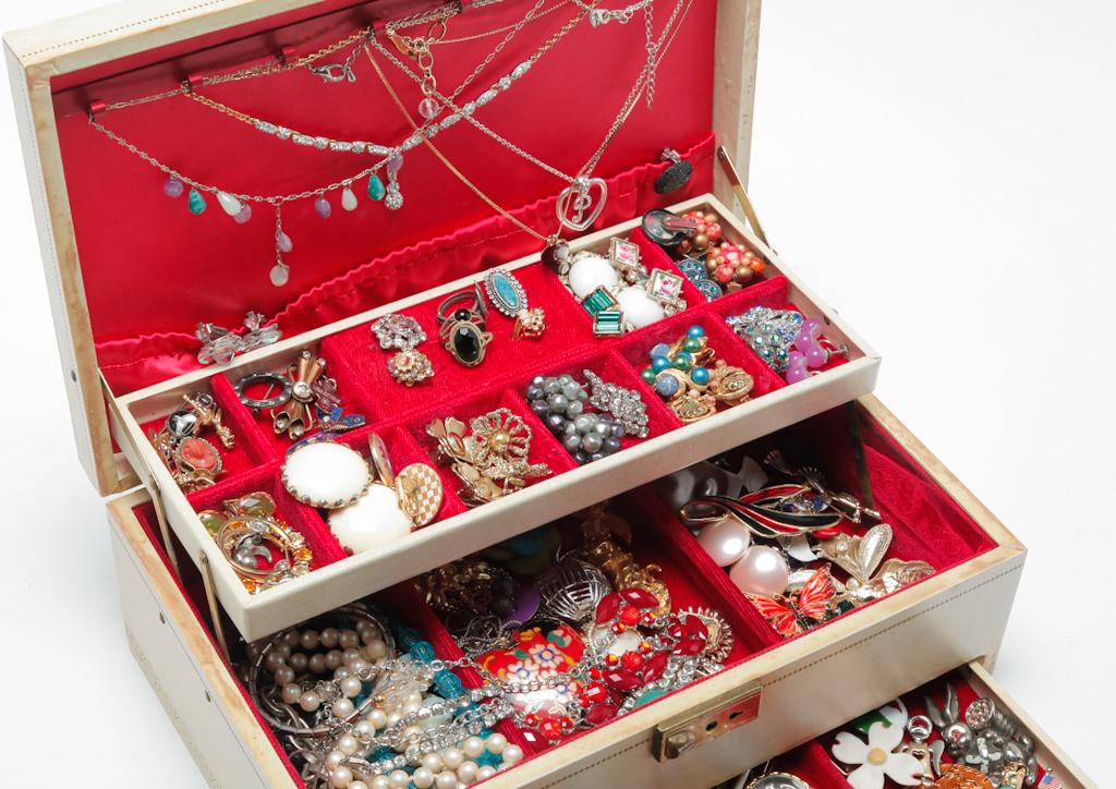 VINTAGE COSTUME JEWELRY & BOX, SIGNED PIECES. (1 of 4)