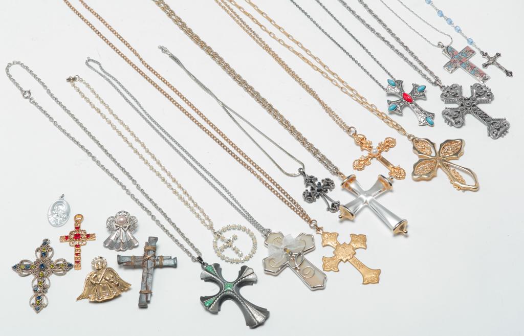 CROSSES AND OTHER VINTAGE RELIGIOUS JEWELRY. (1 of 3)