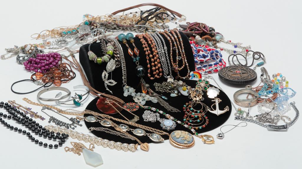 VINTAGE AND CONTEMPORARY FASHION JEWELRY. (1 of 3)
