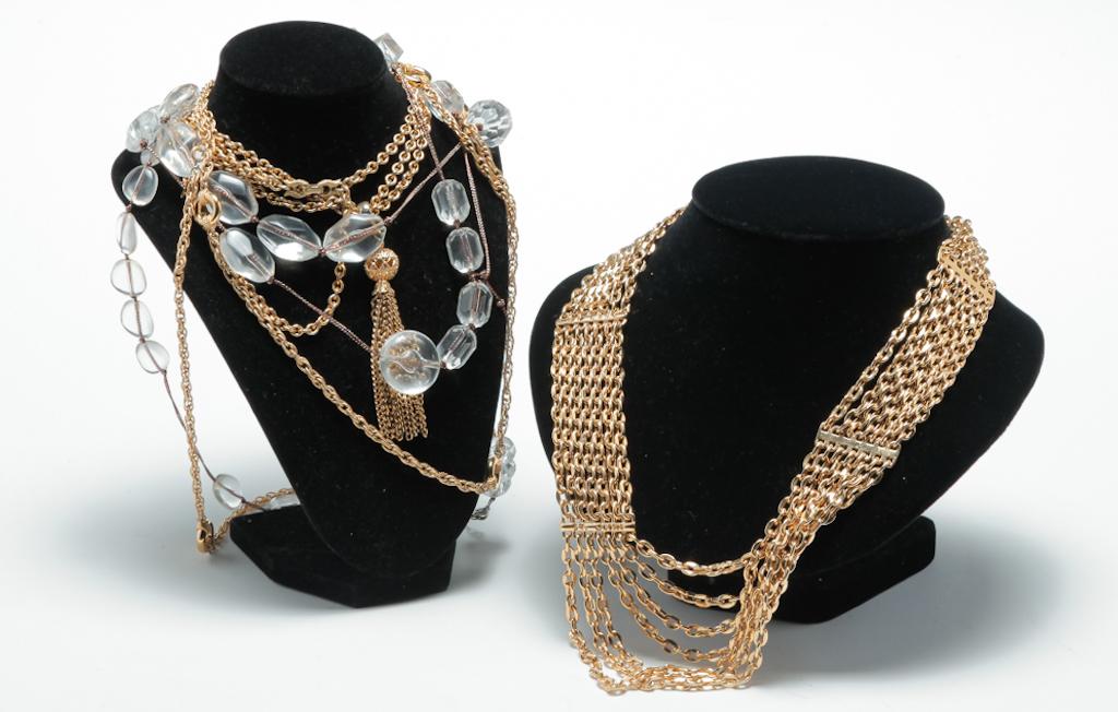 FOUR EYE-CATCHING VINTAGE NECKLACES. (1 of 2)