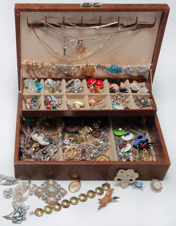 VINTAGE COSTUME JEWELRY WITH JEWELRY BOX. (1 of 3)