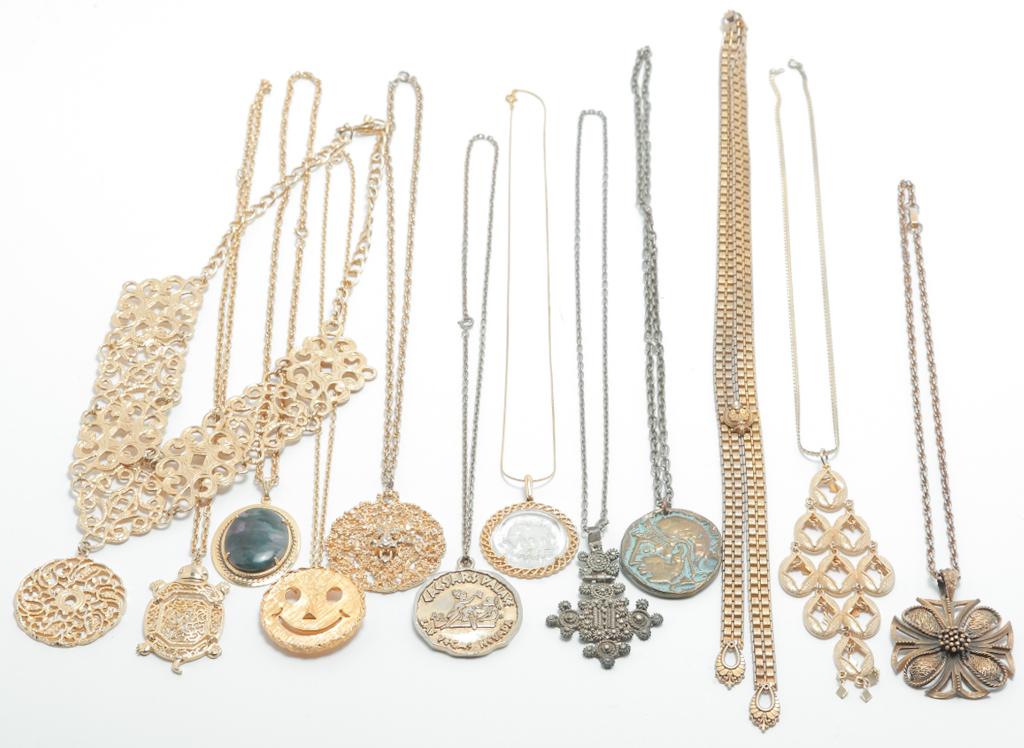 SMALL GROUP OF VINTAGE STATEMENT NECKLACES. (1 of 5)