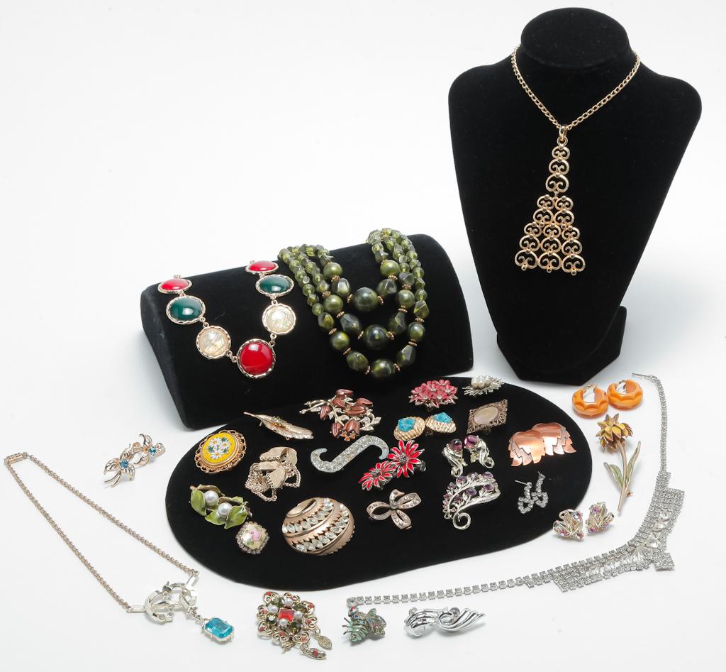 SAMPLE OF MID-CENTURY COSTUME JEWELRY. (1 of 4)