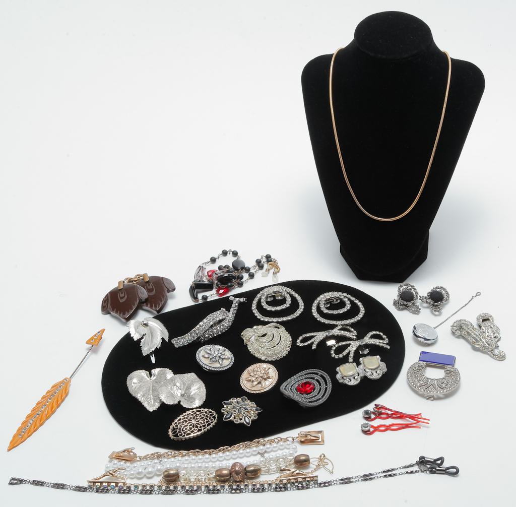 ASSORTMENT OF VINTAGE/ANTIQUE WOMENS ACCESSORIES. (1 of 4)