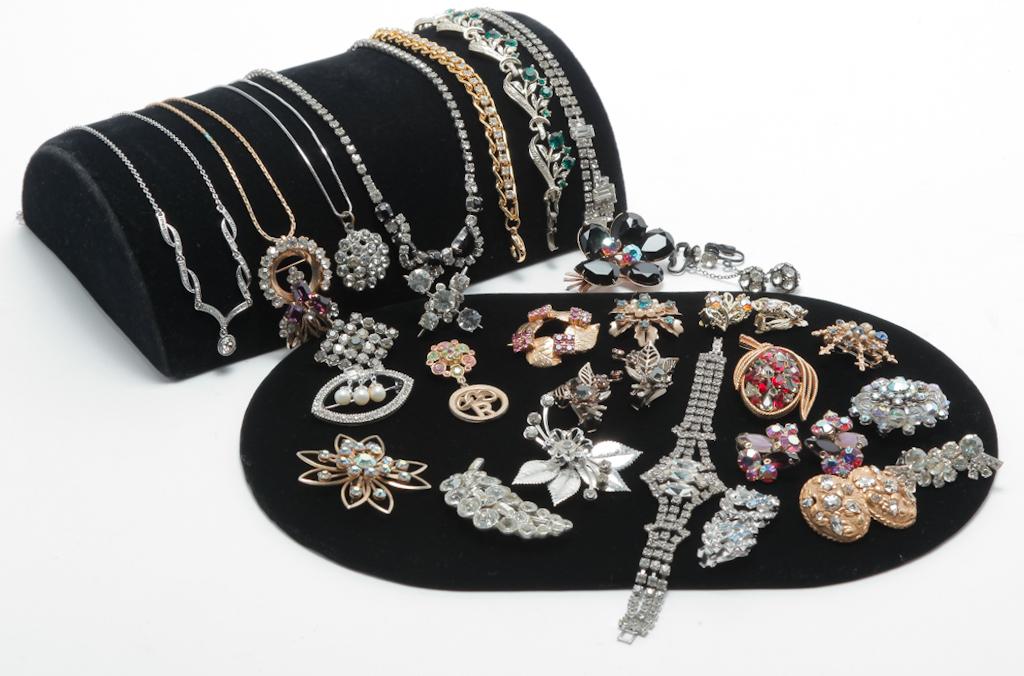 VARIETY OF MID-CENTURY RHINESTONE JEWELRY. (1 of 2)