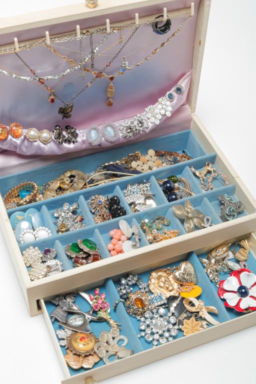 VINTAGE JEWELRY BOX AND CONTENTS, SIGNED PIECES. (1 of 6)