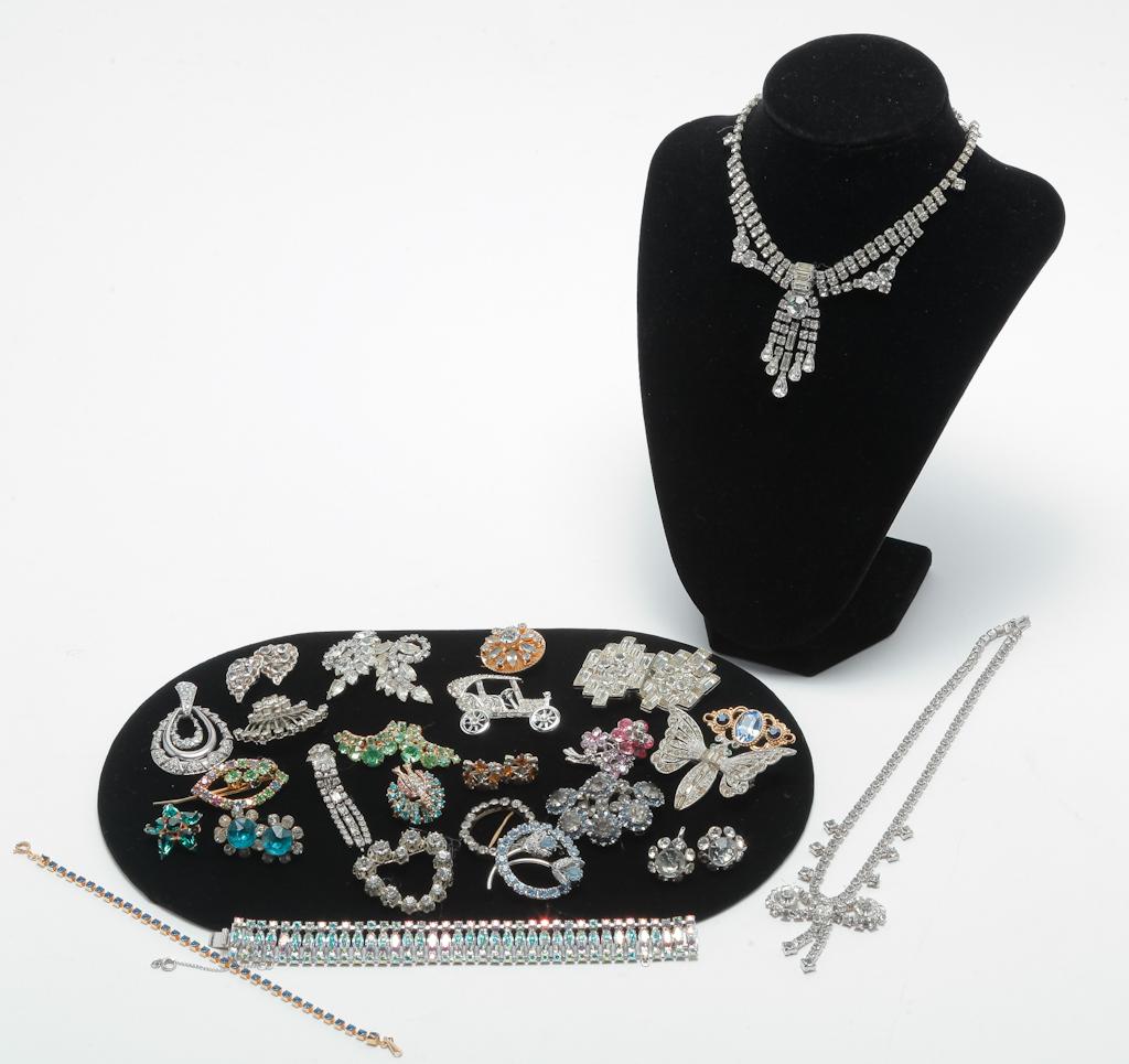 GLITTERING GROUP OF VINTAGE RHINESTONE JEWELRY. (1 of 2)