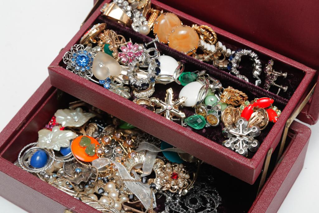 VINTAGE RED LEATHER BOX AND CONTENTS. (1 of 2)