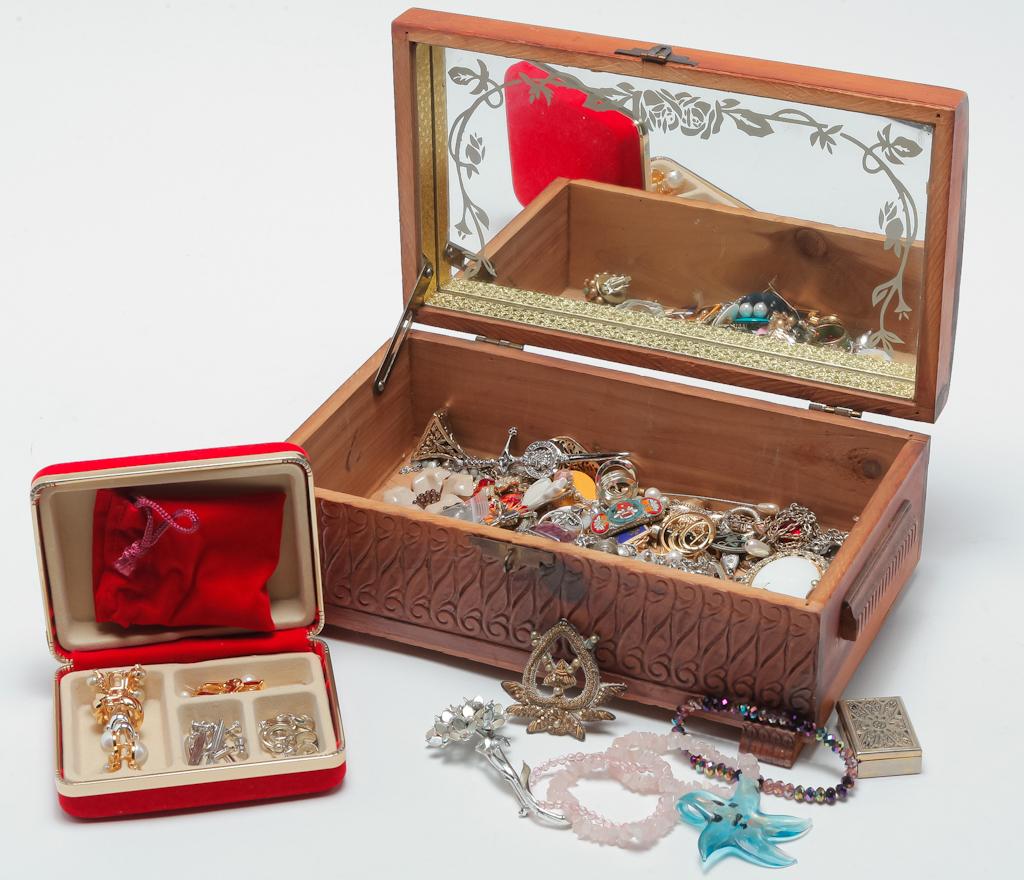 CARVED WOOD BOX WITH MOSTLY VINTAGE JEWELRY.: Mid-20th â€“ early- 21st century. Box contains assortment of earrings, pins, pendants, and other jewelry. Velvet box filled with variety of smaller earrings â€“ great for everyday wear. Mark