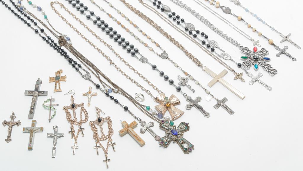 VINTAGE ROSARIES, CROSSES AND CRUCIFIXES. (1 of 3)