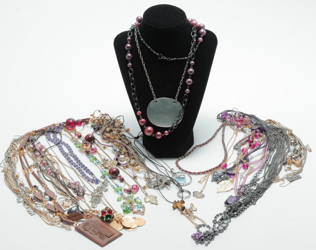 THREE TRAYS OF VINTAGE AND NEWER NECKLACES. (1 of 4)