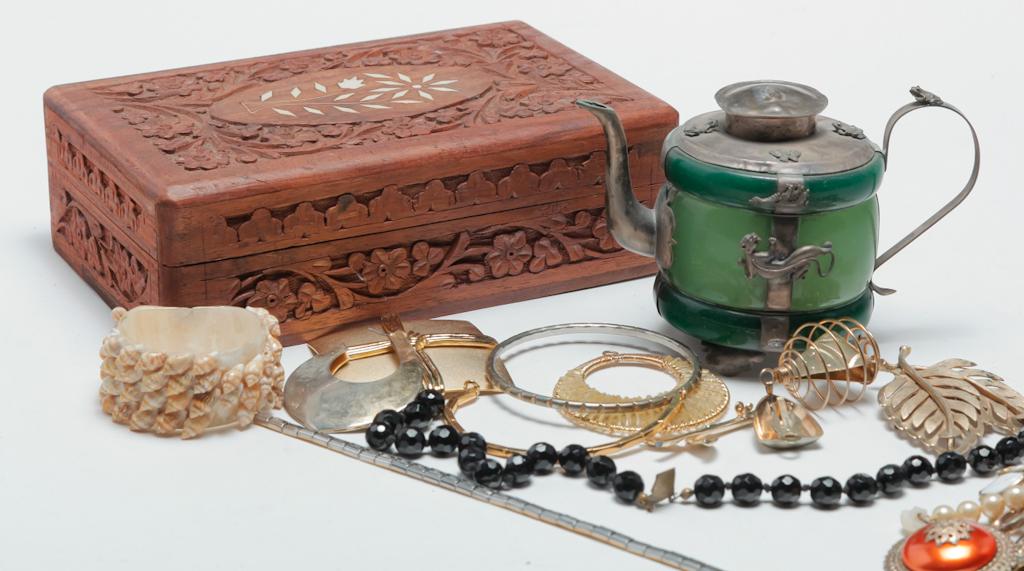 LARGE GROUP MISC. VINTAGE JEWELRY, FINDINGS, ETC. (1 of 3)