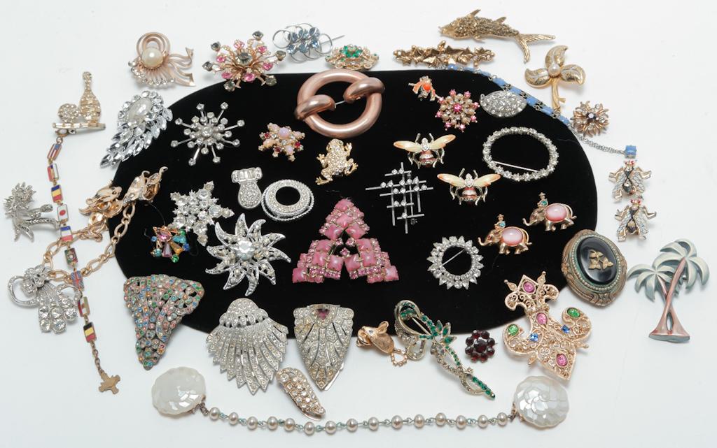ARRAY OF MID-LATE 20TH CENTURY COSTUME JEWELRY. (1 of 2)