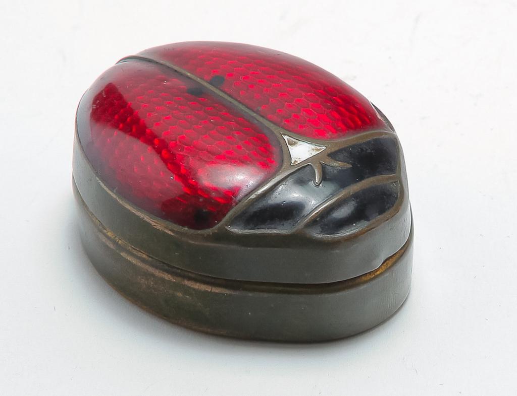 VINTAGE ENAMEL LADY BUG TRINKET/PILL BOX. (1 of 2)