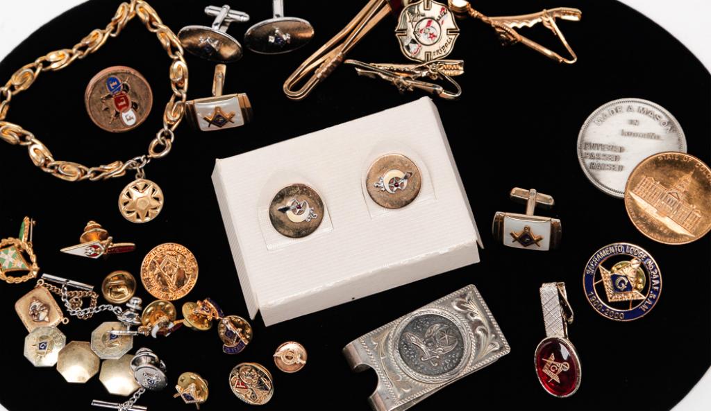 ASSORTED VINTAGE MASONIC JEWELRY. (1 of 4)