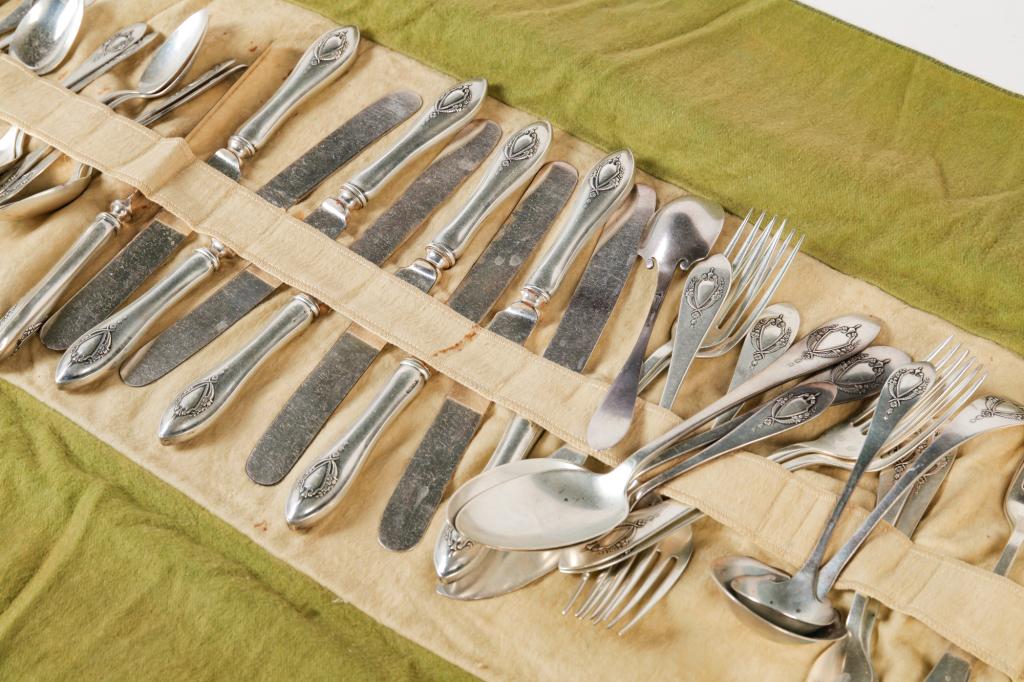AMERICAN "MOUNT VERNON" LUNT STERLING SET. (1 of 2)