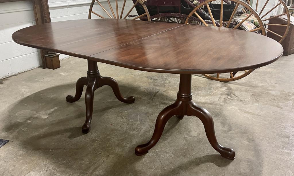 HENKEL-HARRIS QUEEN ANNE STYLE DINING TABLE. (1 of 1)