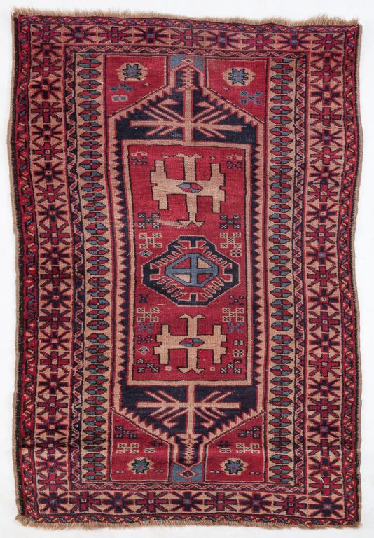 HAND WOVEN ORIENTAL AREA RUG. (1 of 2)