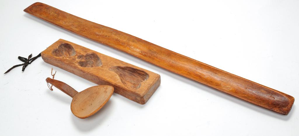 THREE AMERICAN KITCHEN PIECES. (1 of 2)