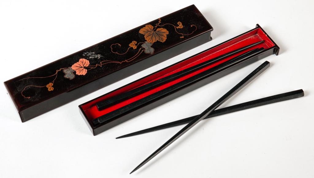 GROUP OF ASIAN ITEMS INCLUDING JADE (1 of 3)