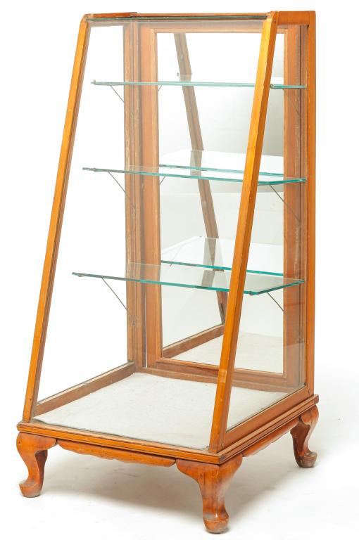 AMERICAN SLANT FRONT DISPLAY CASE. (1 of 2)