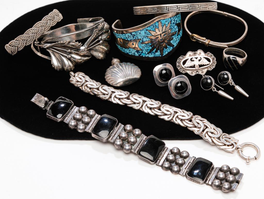 VINTAGE MEXICAN AND NAVAJO SILVER JEWELRY. (1 of 2)