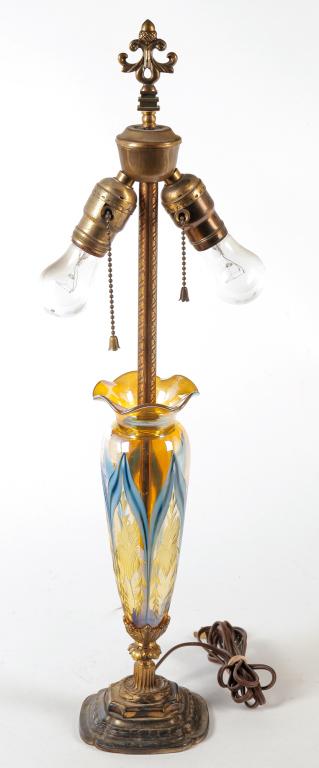 AMERICAN DURAND ART GLASS TABLE LAMP. (1 of 2)