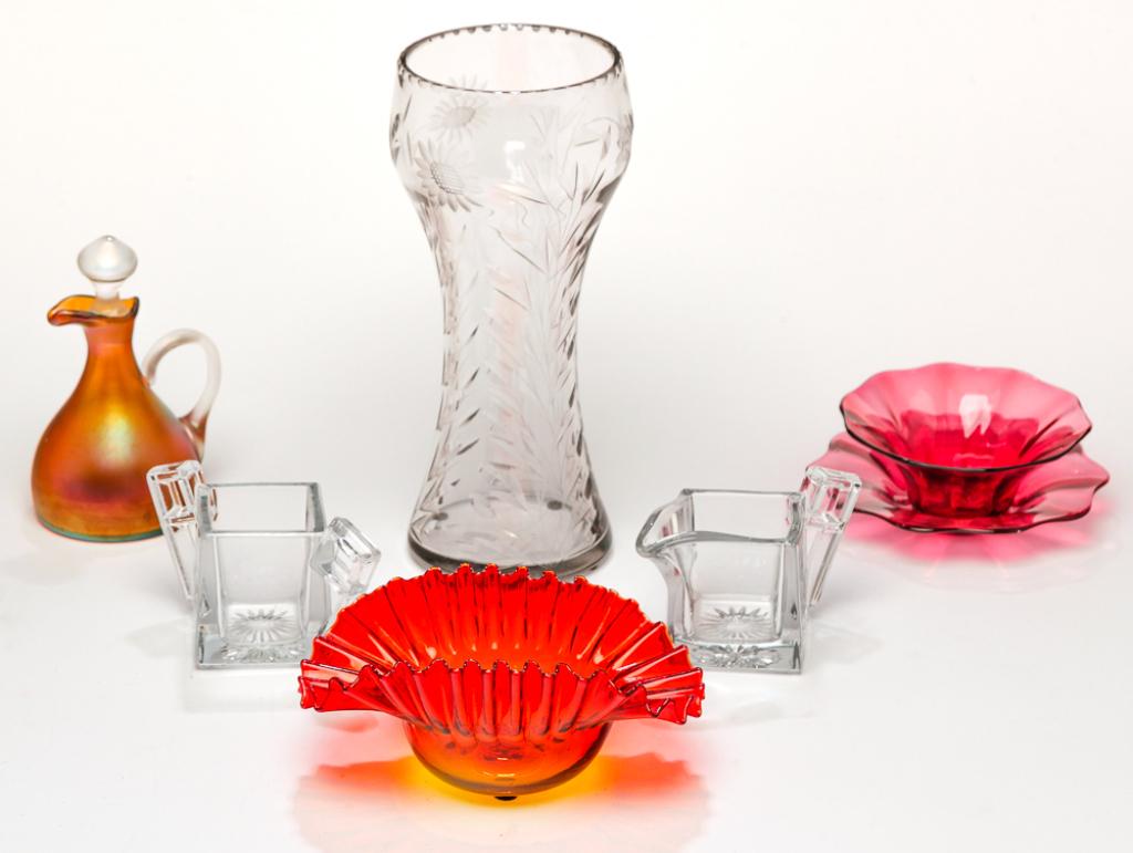 SEVEN VARIOUS PIECES OF GLASS. (1 of 4)