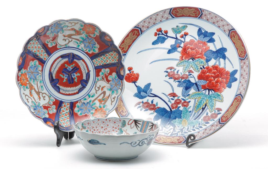 THREE PIECES OF JAPANESE IMARI. (1 of 5)